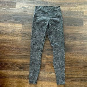 Lululemon align low rise black patterned size 6.
